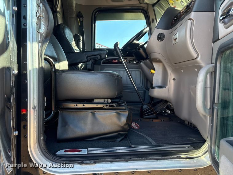 image for item FG2544 2022 Peterbilt 389 semi truck