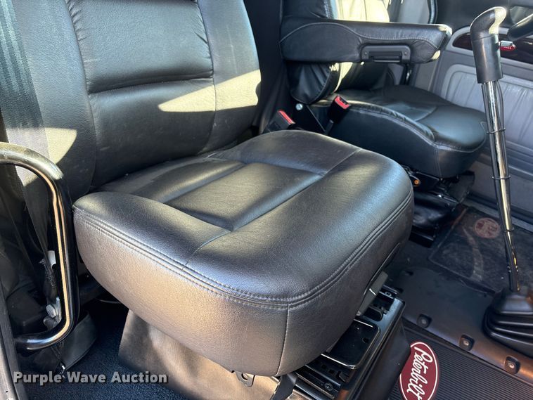 image for item FG2544 2022 Peterbilt 389 semi truck