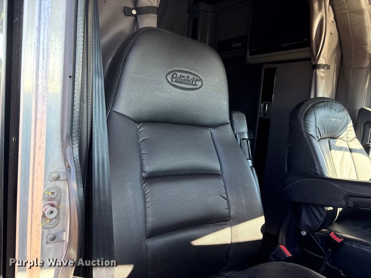 image for item FG2544 2022 Peterbilt 389 semi truck