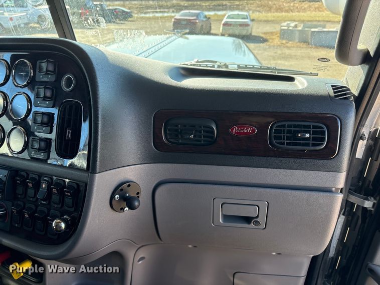 image for item FG2544 2022 Peterbilt 389 semi truck