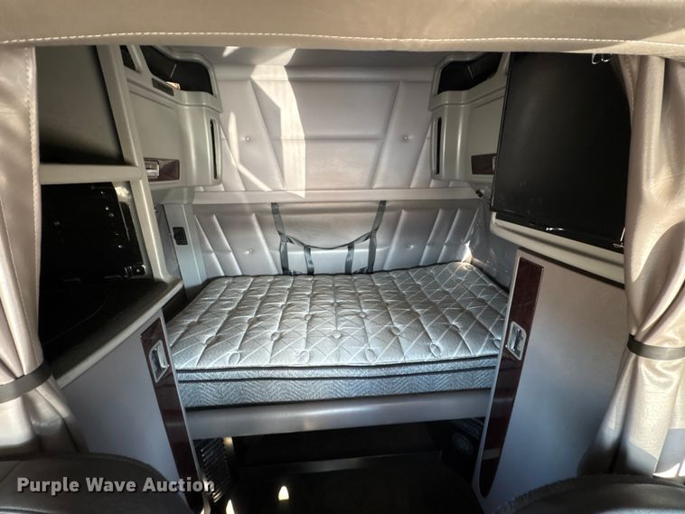 image for item FG2544 2022 Peterbilt 389 semi truck