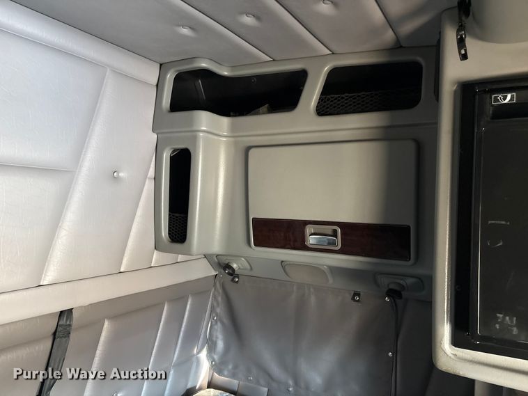 image for item FG2544 2022 Peterbilt 389 semi truck