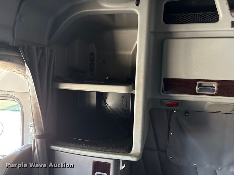 image for item FG2544 2022 Peterbilt 389 semi truck