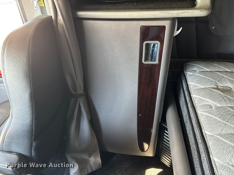 image for item FG2544 2022 Peterbilt 389 semi truck