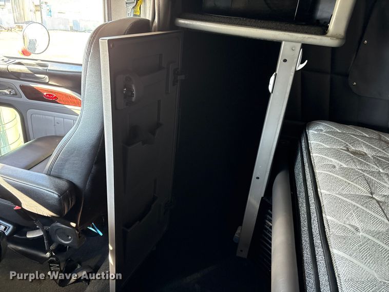 image for item FG2544 2022 Peterbilt 389 semi truck