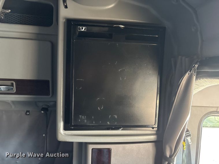 image for item FG2544 2022 Peterbilt 389 semi truck