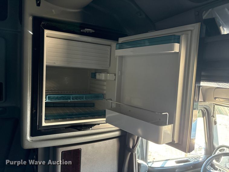 image for item FG2544 2022 Peterbilt 389 semi truck