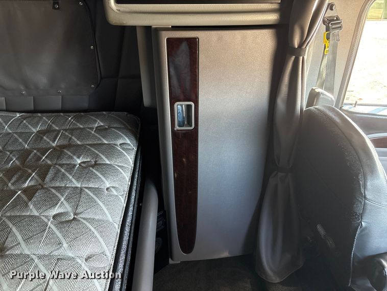 image for item FG2544 2022 Peterbilt 389 semi truck