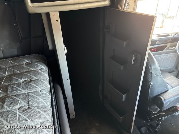 image for item FG2544 2022 Peterbilt 389 semi truck