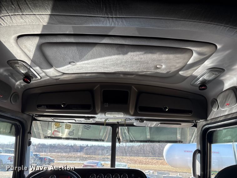 image for item FG2544 2022 Peterbilt 389 semi truck