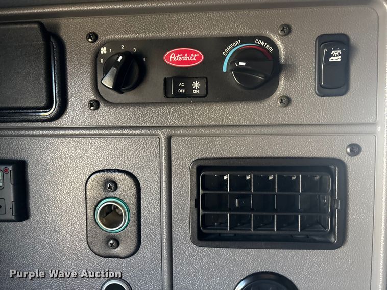 image for item FG2544 2022 Peterbilt 389 semi truck