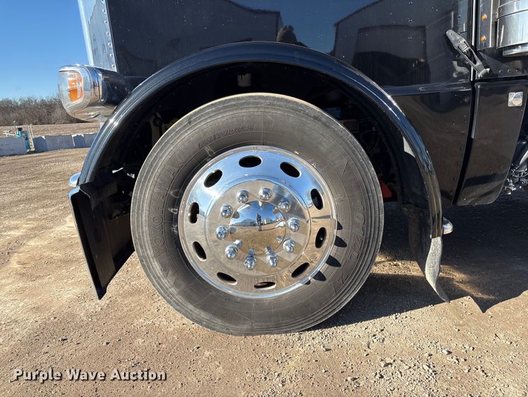 image for item FG2544 2022 Peterbilt 389 semi truck