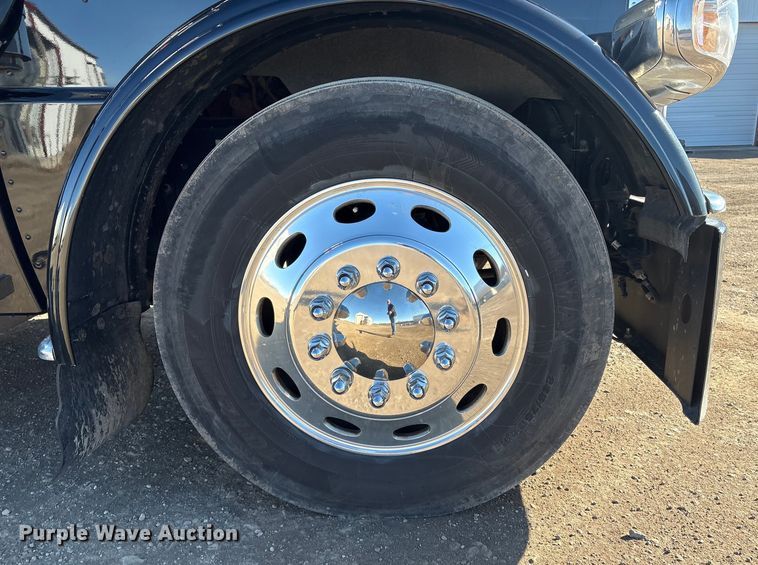 image for item FG2544 2022 Peterbilt 389 semi truck