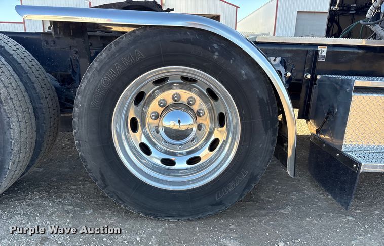 image for item FG2544 2022 Peterbilt 389 semi truck