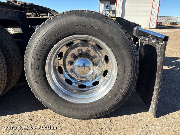 image for item FG2544 2022 Peterbilt 389 semi truck