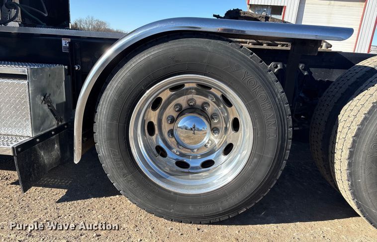 image for item FG2544 2022 Peterbilt 389 semi truck