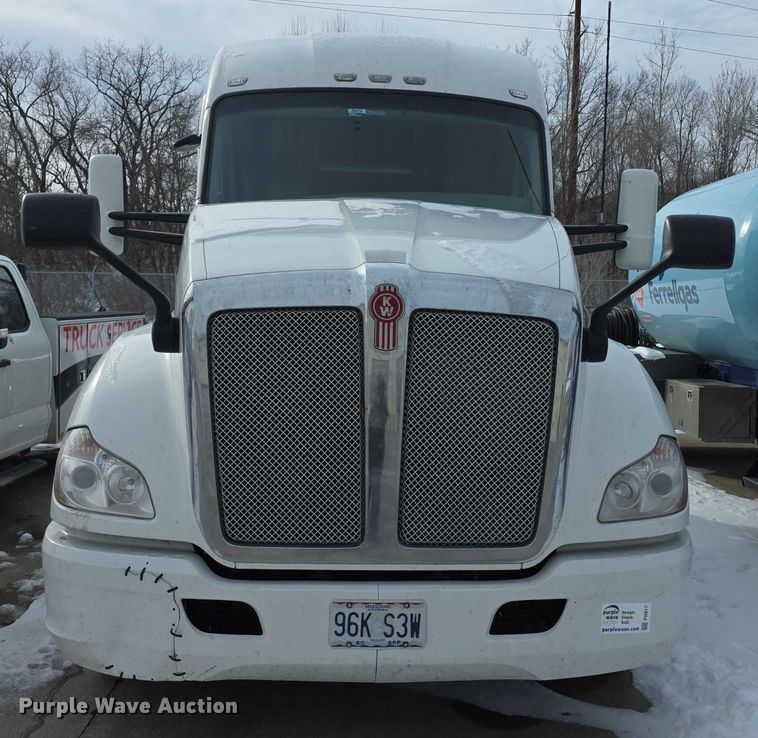 image for item FI0817 2019 Kenworth T680 semi truck