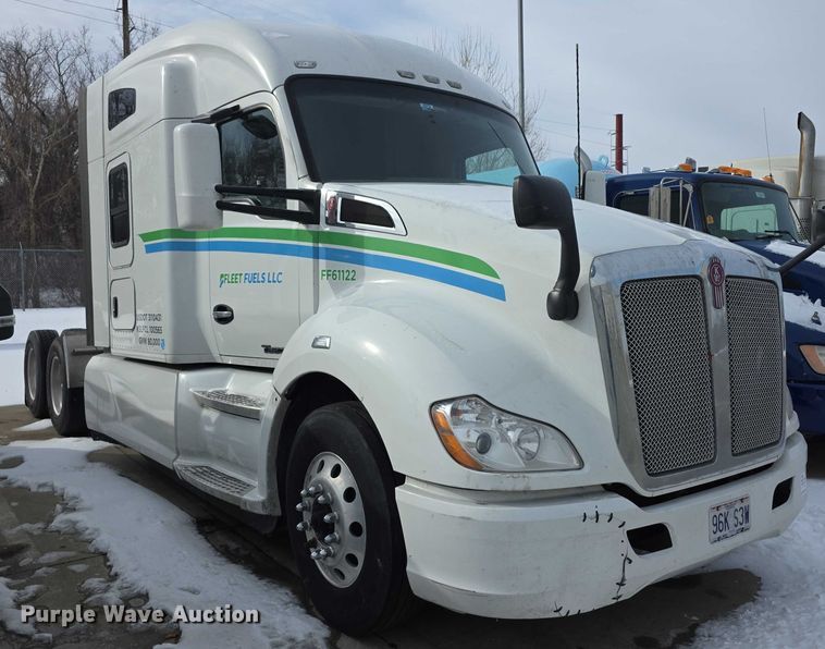 image for item FI0817 2019 Kenworth T680 semi truck