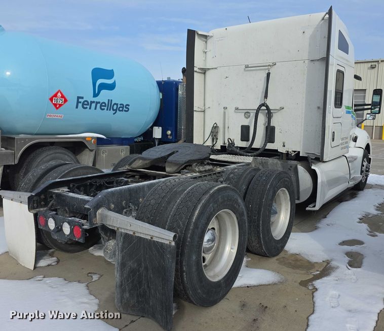 image for item FI0817 2019 Kenworth T680 semi truck