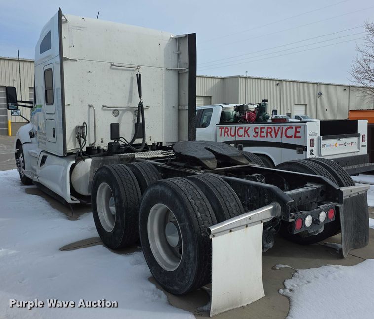 image for item FI0817 2019 Kenworth T680 semi truck