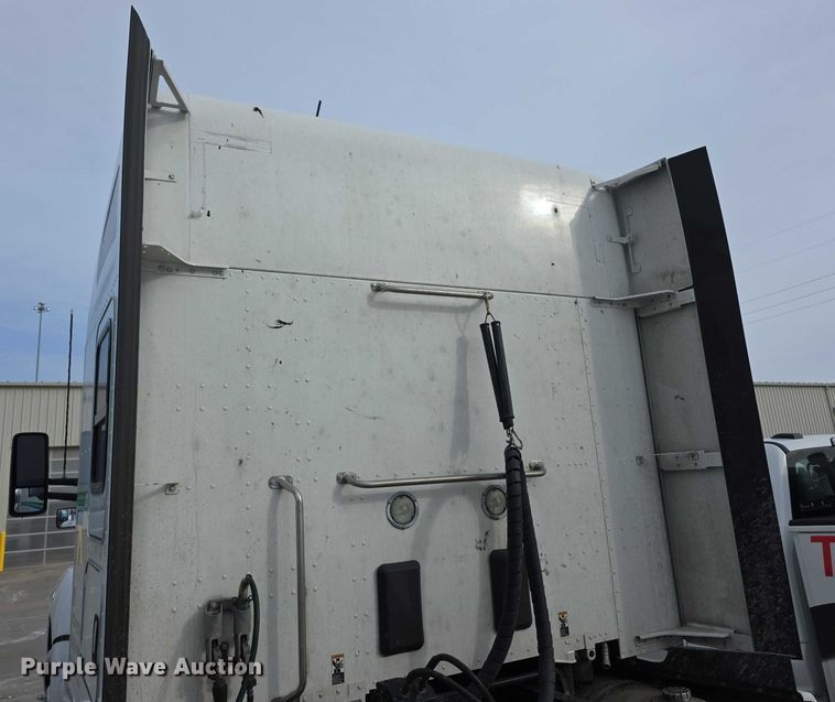 image for item FI0817 2019 Kenworth T680 semi truck