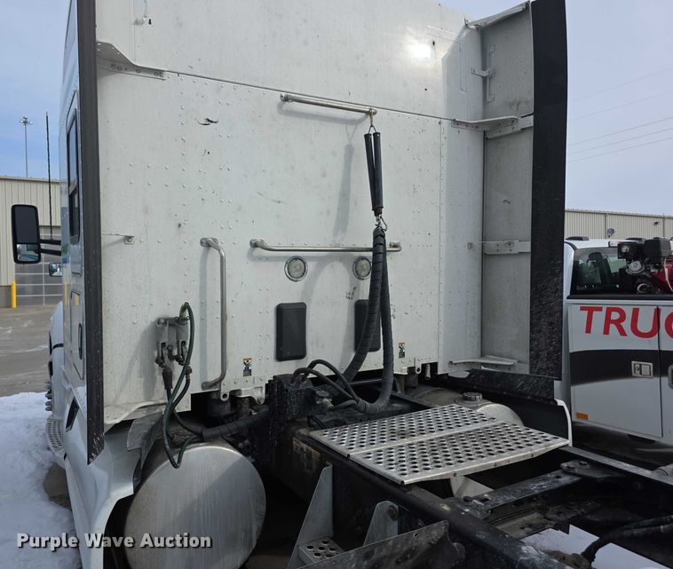 image for item FI0817 2019 Kenworth T680 semi truck