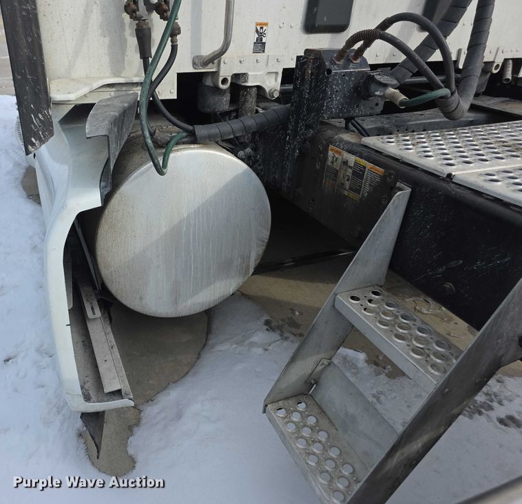 image for item FI0817 2019 Kenworth T680 semi truck