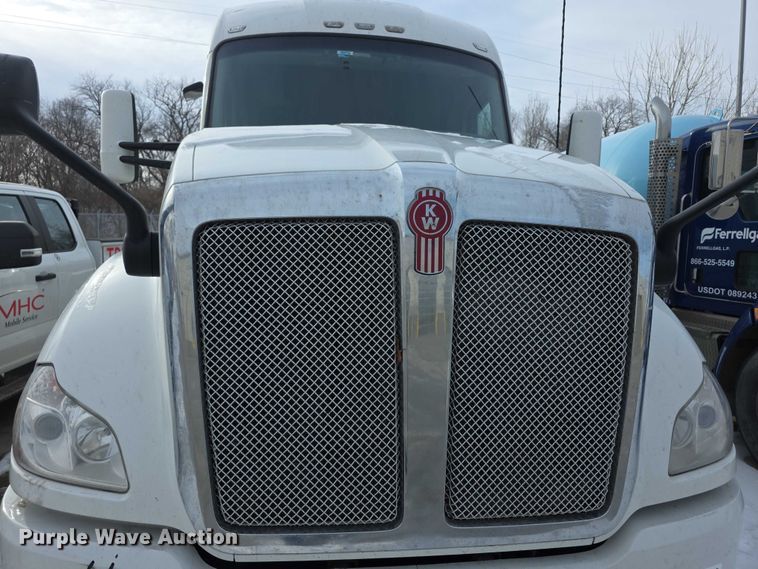 image for item FI0817 2019 Kenworth T680 semi truck