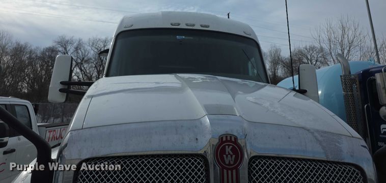 image for item FI0817 2019 Kenworth T680 semi truck