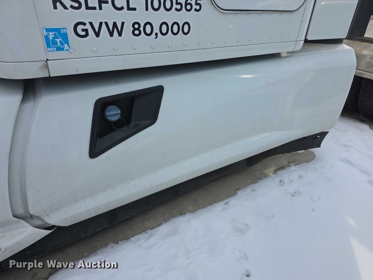 image for item FI0817 2019 Kenworth T680 semi truck