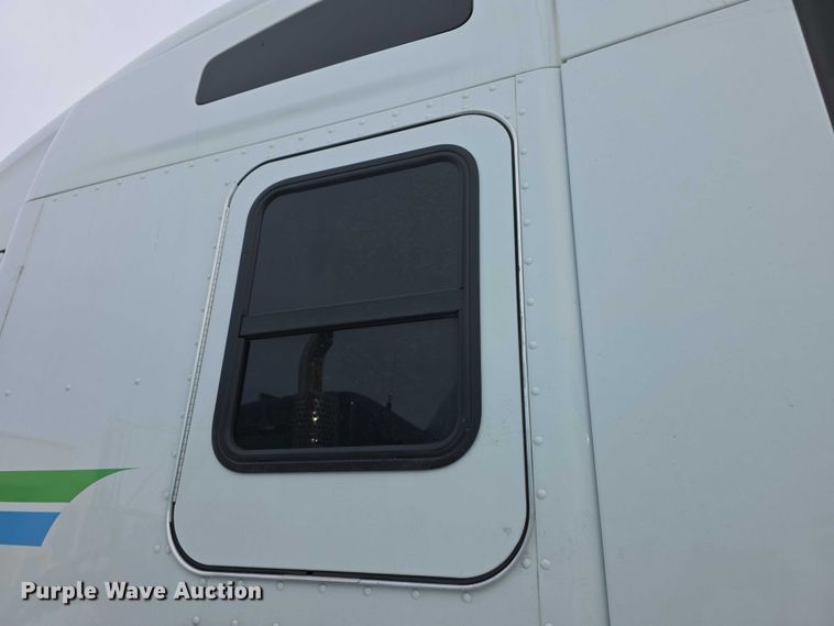 image for item FI0817 2019 Kenworth T680 semi truck