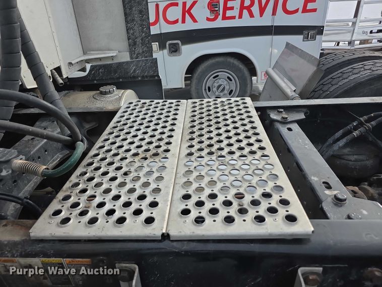 image for item FI0817 2019 Kenworth T680 semi truck