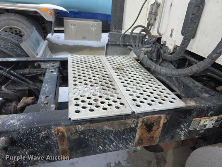 image for item FI0817 2019 Kenworth T680 semi truck