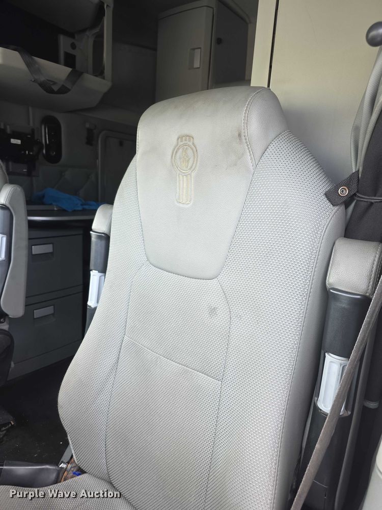 image for item FI0817 2019 Kenworth T680 semi truck