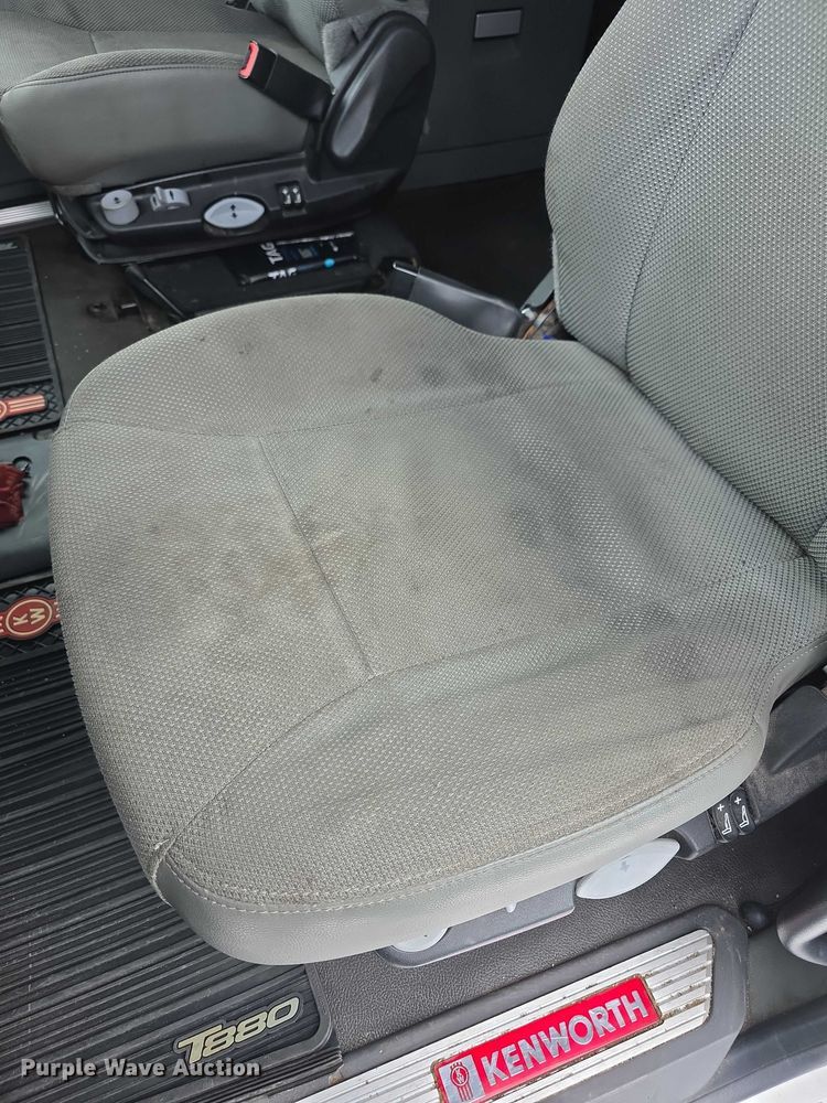 image for item FI0817 2019 Kenworth T680 semi truck