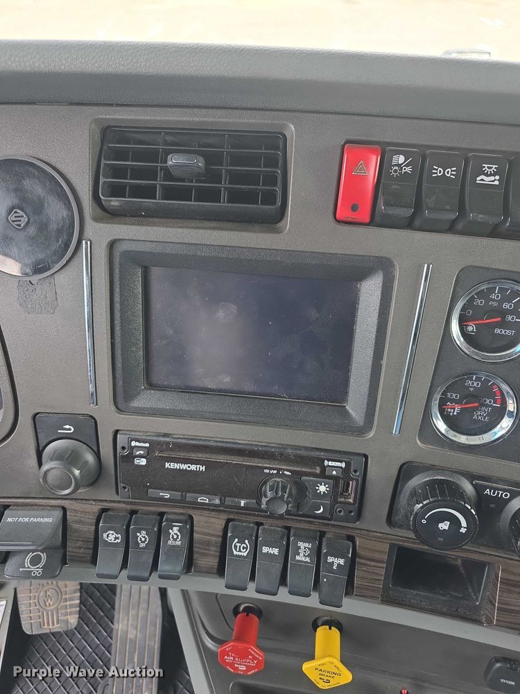 image for item FI0817 2019 Kenworth T680 semi truck