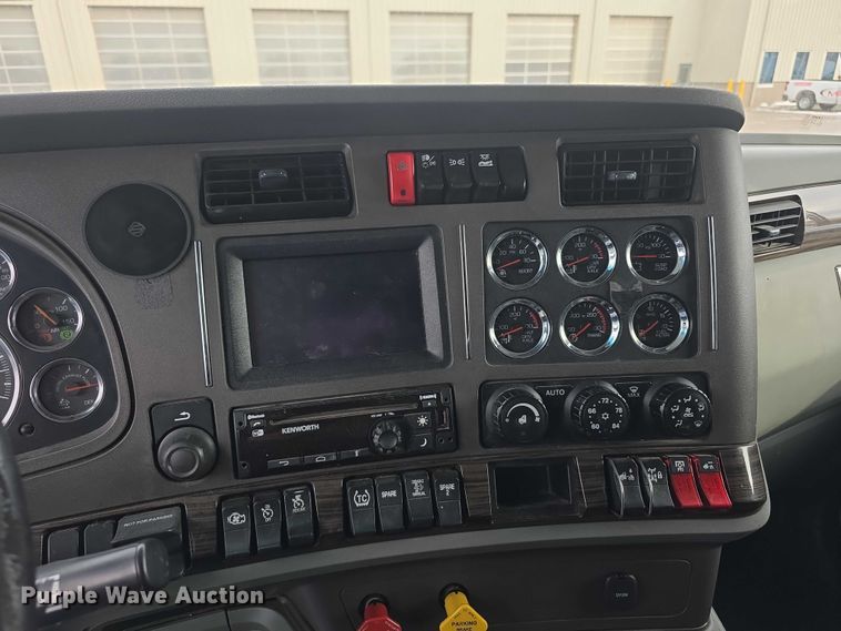 image for item FI0817 2019 Kenworth T680 semi truck