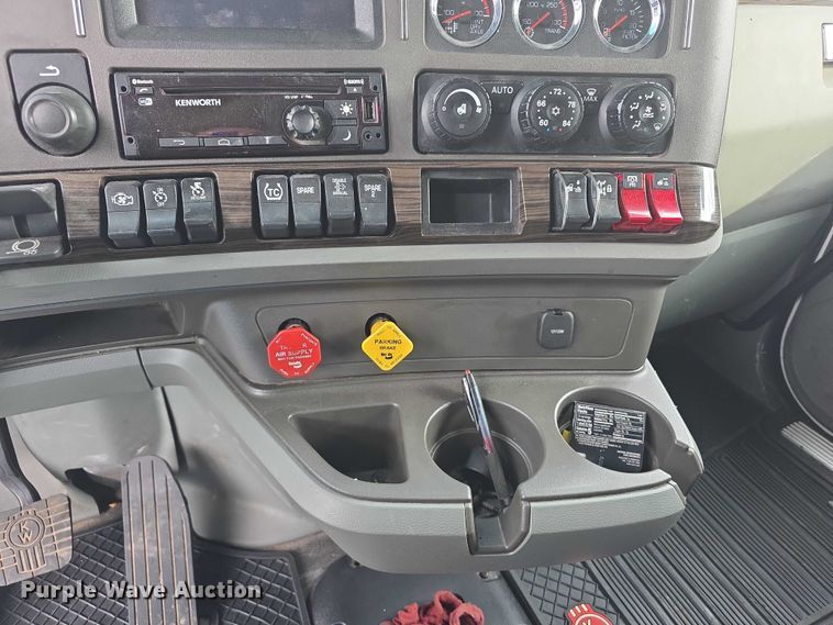 image for item FI0817 2019 Kenworth T680 semi truck