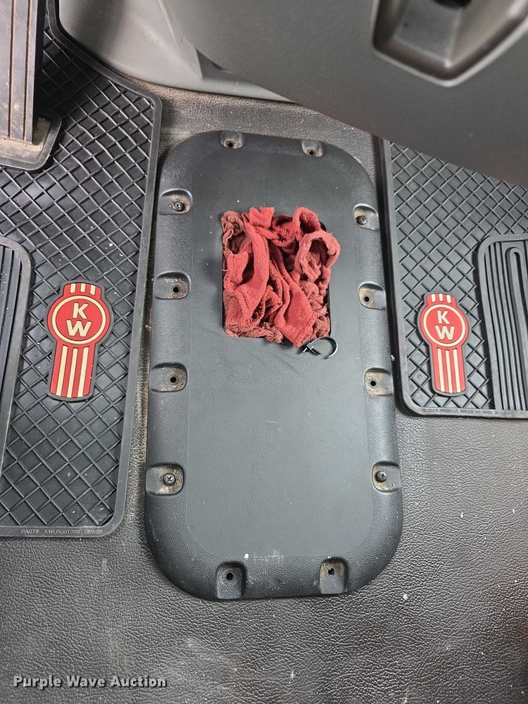 image for item FI0817 2019 Kenworth T680 semi truck