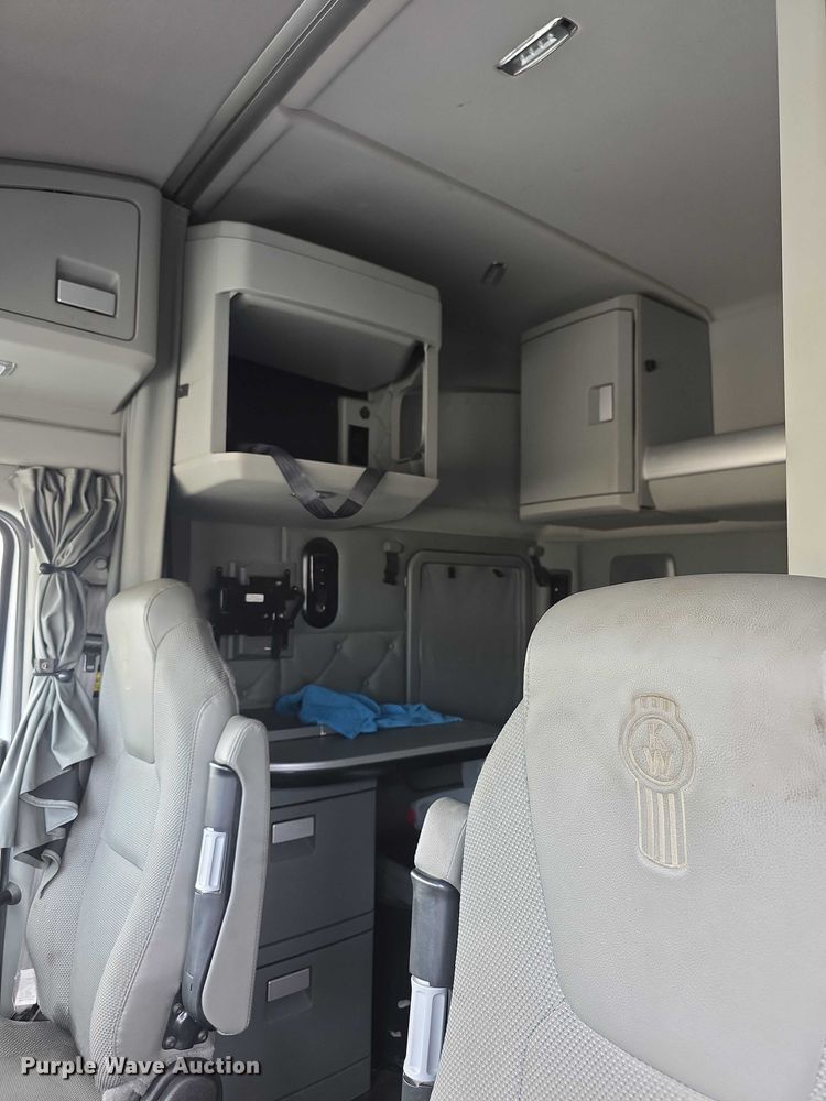 image for item FI0817 2019 Kenworth T680 semi truck