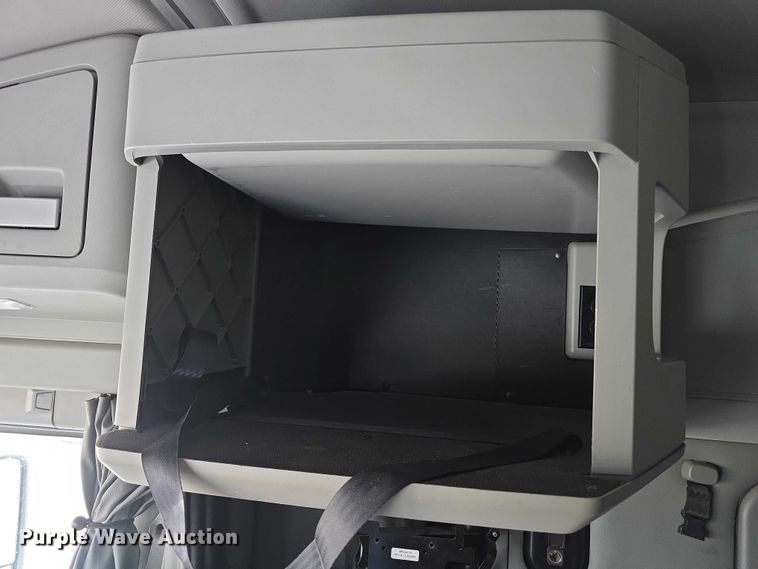 image for item FI0817 2019 Kenworth T680 semi truck