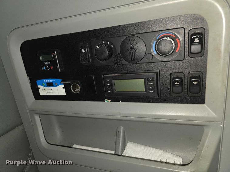 image for item FI0817 2019 Kenworth T680 semi truck