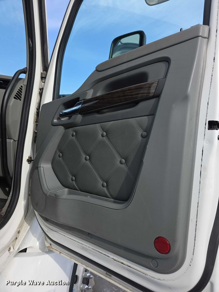 image for item FI0817 2019 Kenworth T680 semi truck