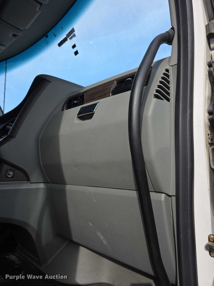 image for item FI0817 2019 Kenworth T680 semi truck