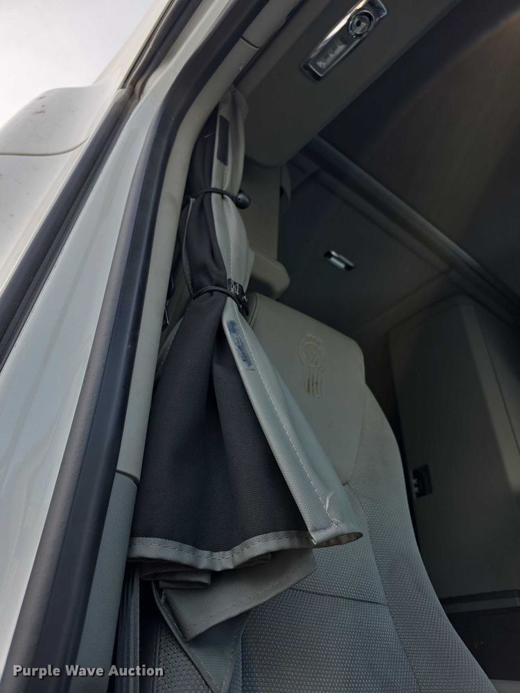 image for item FI0817 2019 Kenworth T680 semi truck