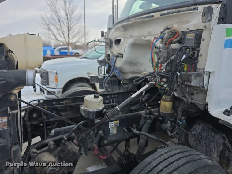 image for item FI0817 2019 Kenworth T680 semi truck