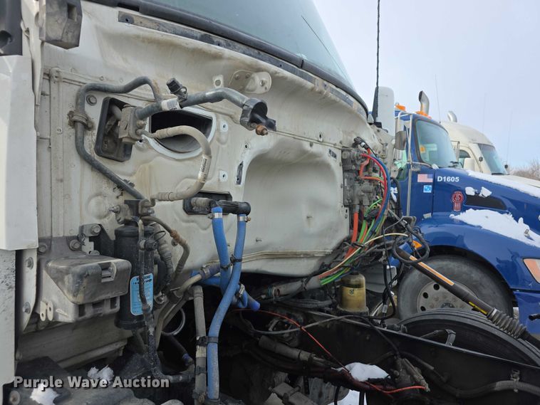 image for item FI0817 2019 Kenworth T680 semi truck