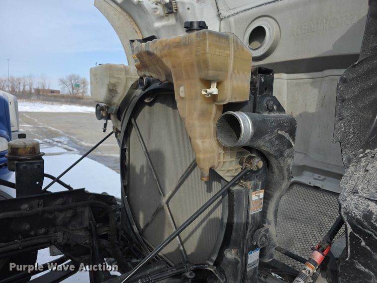 image for item FI0817 2019 Kenworth T680 semi truck