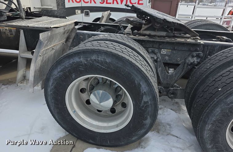 image for item FI0817 2019 Kenworth T680 semi truck