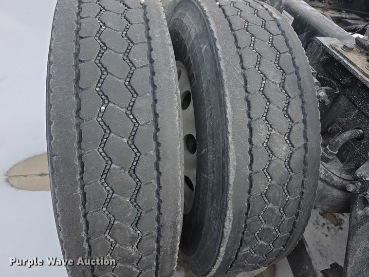 image for item FI0817 2019 Kenworth T680 semi truck